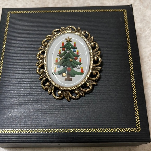 VINTAGE INTAGLIO PAINTED CHRISTMAS TREE BROOCH - Picture 2 of 3